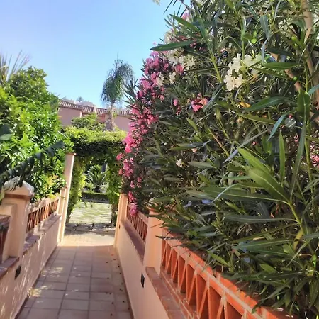 Luxury Two Bedroom In Quiet Neighborhood Apartment *